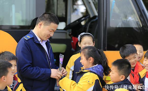 元旦后首個(gè)工作日，南京校車(chē)司機(jī)再次為貧困學(xué)生送上愛(ài)心