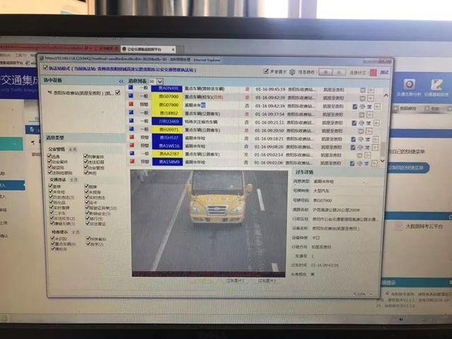這輛黃色校車為何被交警攔下？司機(jī)表示：我太大意了