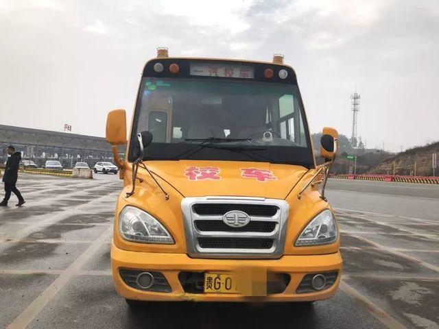 這輛黃色校車為何被交警攔下？司機(jī)表示：我太大意了