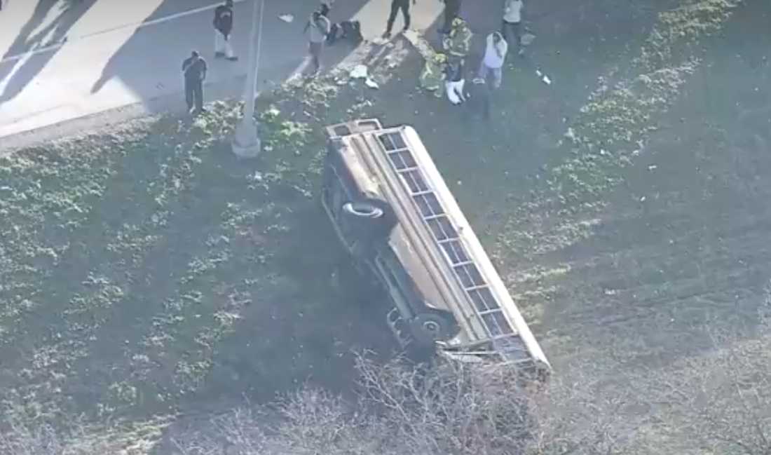 德克薩斯州9名學生因校車事故被送往醫院