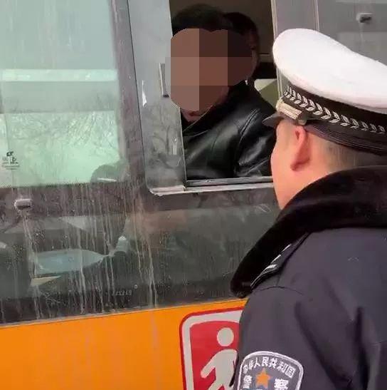 校車安全豈容兒戲，任丘交警查獲一起無資質駕駛校車且超員7人
