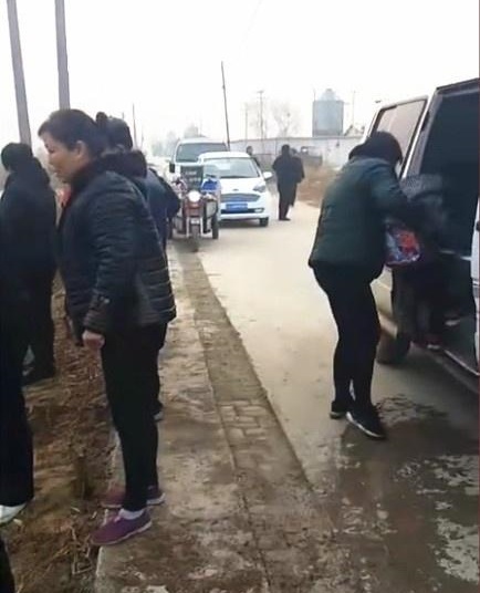 河北滄州：南皮縣烏馬營鎮一輛校車，接送學生途中不慎落入冰水中