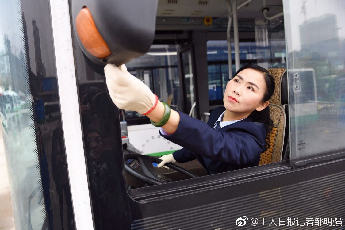 公交司機(jī)客演“校車媽媽”三年接送學(xué)生10萬人次