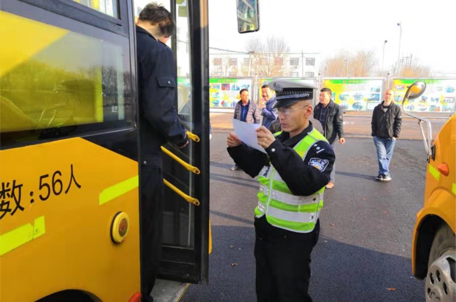 “望、聞、問、切”,無棣交警對校車進行全面檢查