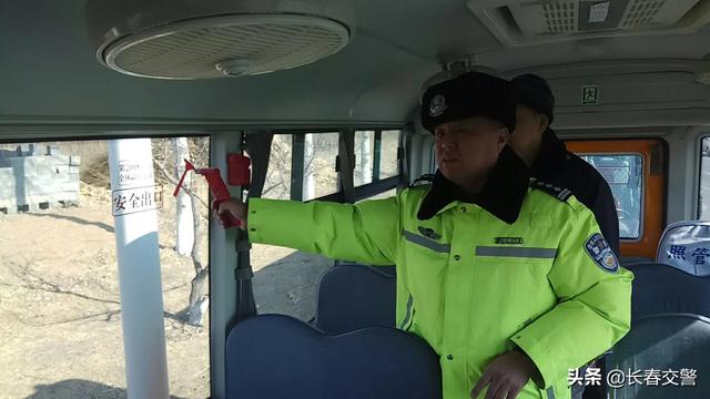 長(zhǎng)春交警聯(lián)合教育部門開展校車隱患排查和駕駛員安全教育活動(dòng)