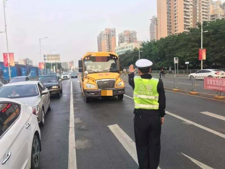 深圳一輛幼兒園校車超載被交警截停，超員的4個娃由警車送到學校