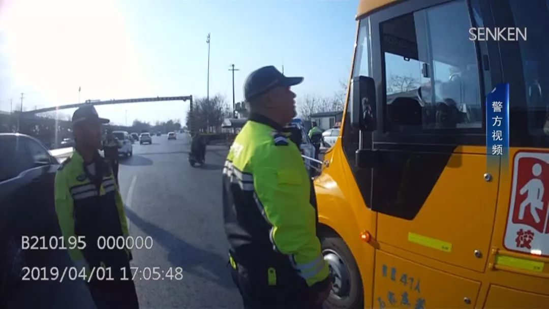 石家莊市機動大隊嚴把生命關(guān)：兩輛違法上路行駛校車被查扣！
