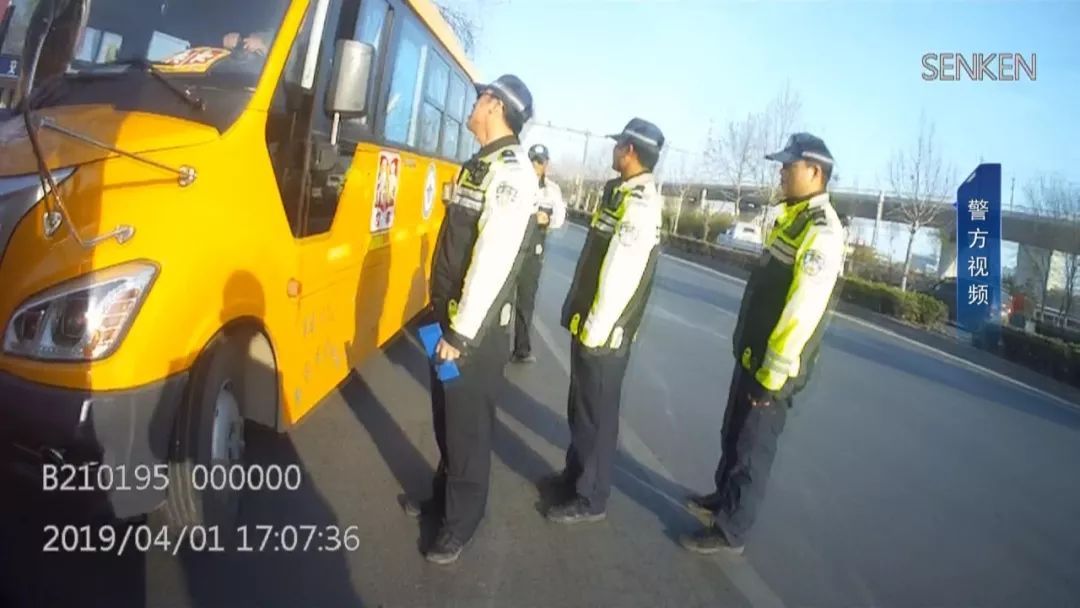 石家莊市機動大隊嚴把生命關(guān)：兩輛違法上路行駛校車被查扣！