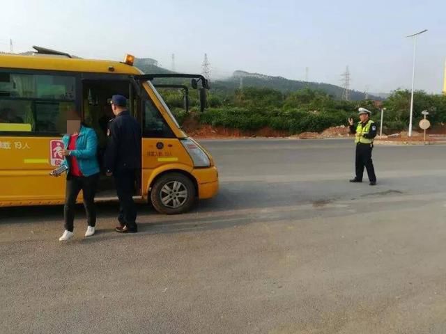 明明是幼兒園校車，怎么車里還有蹭車的老鄉(xiāng)？