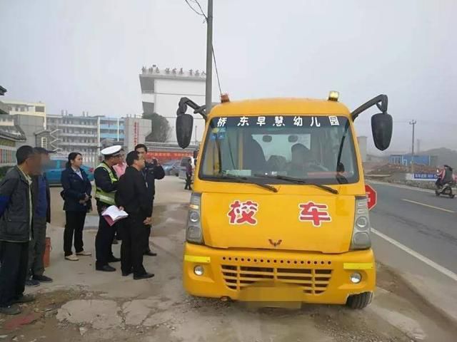 明明是幼兒園校車，怎么車里還有蹭車的老鄉(xiāng)？