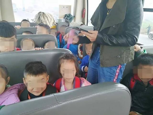 明明是幼兒園校車，怎么車里還有蹭車的老鄉(xiāng)？