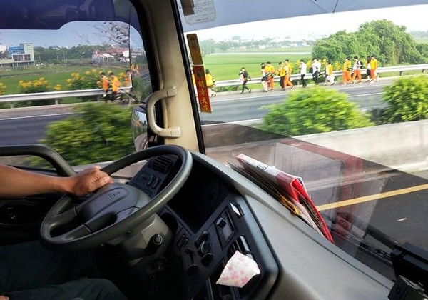 臺(tái)灣：校車(chē)爆胎30名學(xué)生走路肩下交流道，校方：不續(xù)聘司機(jī)