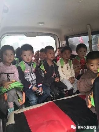 利辛交警，超員“黑校車(chē)”重治沒(méi)商量