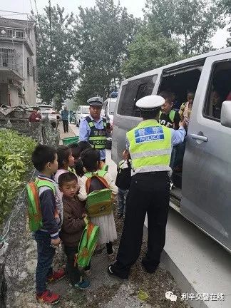 利辛交警，超員“黑校車(chē)”重治沒(méi)商量