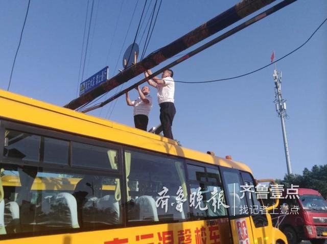 暖心！限高桿脫落，校車駕駛員變身“托舉超人”
