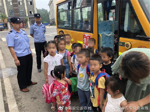 六安：幼兒園校車(chē)超載送人 司機(jī)超齡無(wú)證駕駛