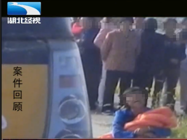 校車接送時的一次疏忽，孩子命喪車輪下，老人抱著孩子痛哭