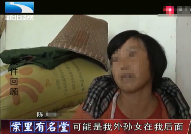 校車接送時的一次疏忽，孩子命喪車輪下，老人抱著孩子痛哭