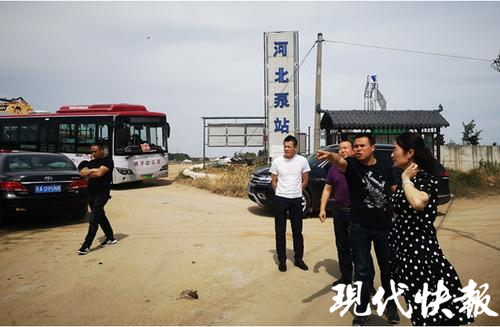施工影響校車停靠，街道現(xiàn)場(chǎng)辦公解決