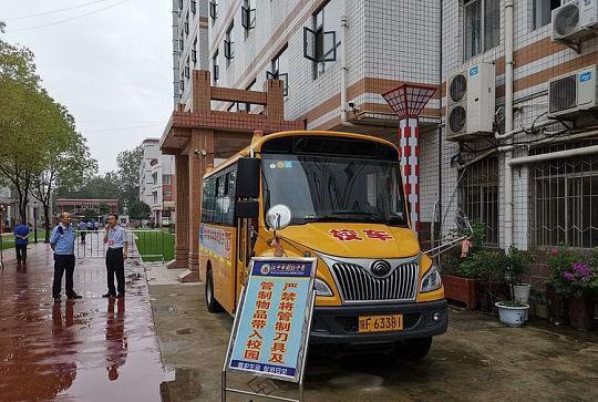 漢中國際中學校車逾期未檢還不購交強險，交警責令整改