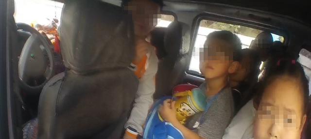 密密麻麻擠滿了孩子！保定放學(xué)路上一“校車”超員150%