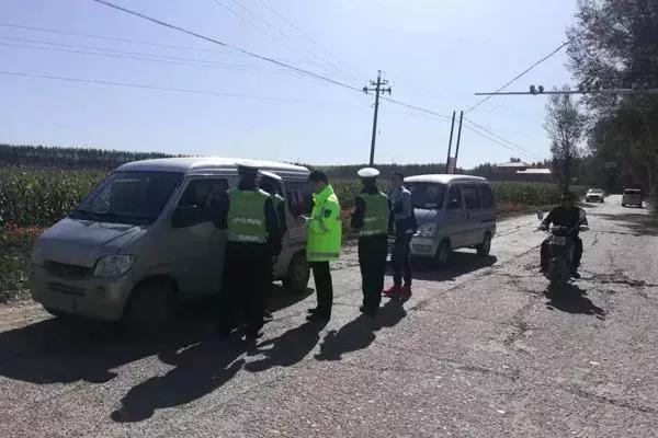 德惠交警大隊：查處超員“黑校車”