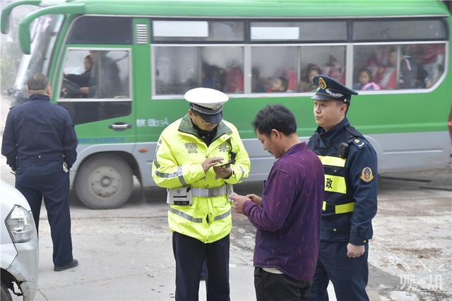 觀山湖區多部門聯合執法 整治打擊“黑校車”