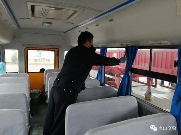護(hù)航復(fù)工復(fù)產(chǎn)，嵐山交警為校車審驗(yàn)開辟綠色通道