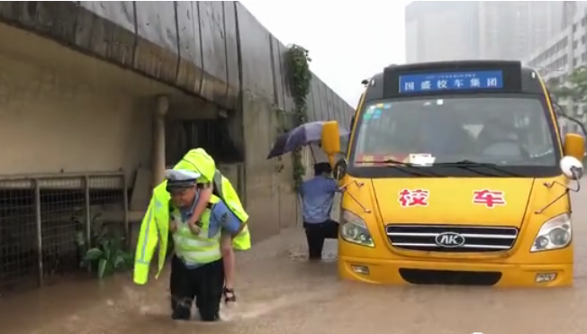 東莞暴雨36處內(nèi)澇，積水最深2米，交警從拋錨校車背出5名學(xué)生