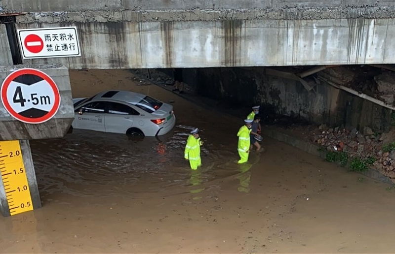 東莞暴雨36處內(nèi)澇，積水最深2米，交警從拋錨校車背出5名學(xué)生