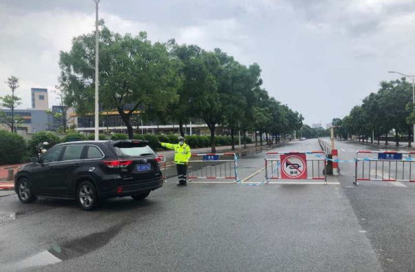 東莞暴雨36處內(nèi)澇，積水最深2米，交警從拋錨校車背出5名學(xué)生