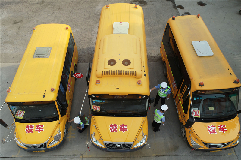 河北沙河：校車“體檢”迎復(fù)學(xué)