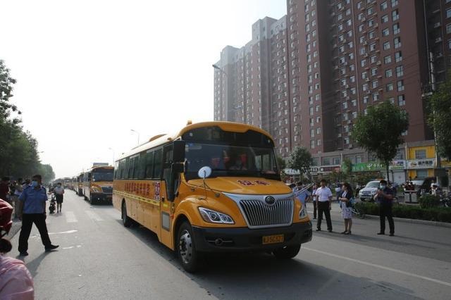 黃驊：“愛心校車”連續(xù)10年愛心送考，為高考學(xué)子圓夢護航