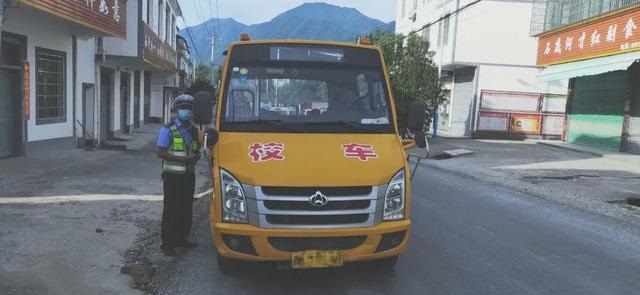 無資質(zhì)也敢開校車？！鉛廠校車司機(jī)遭重罰
