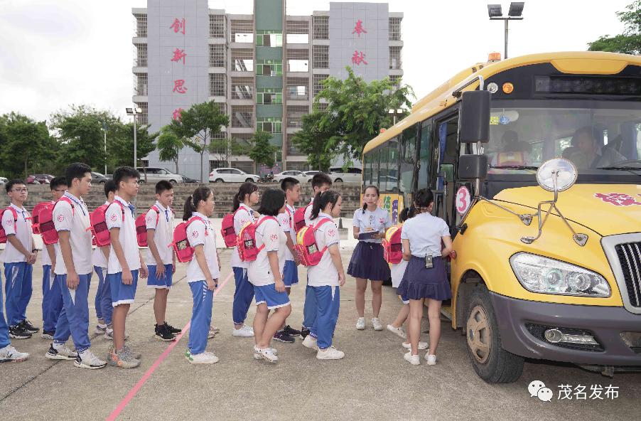 校車著火了？原來是高州舉辦校車突發事故應急演練！