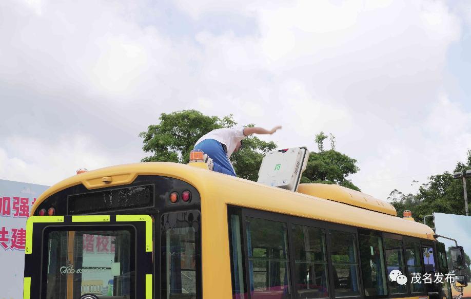 校車著火了？原來是高州舉辦校車突發事故應急演練！