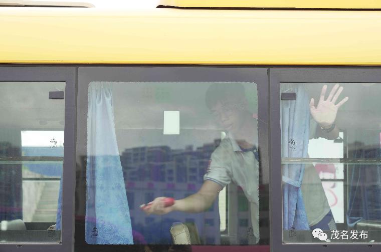 校車著火了？原來是高州舉辦校車突發事故應急演練！