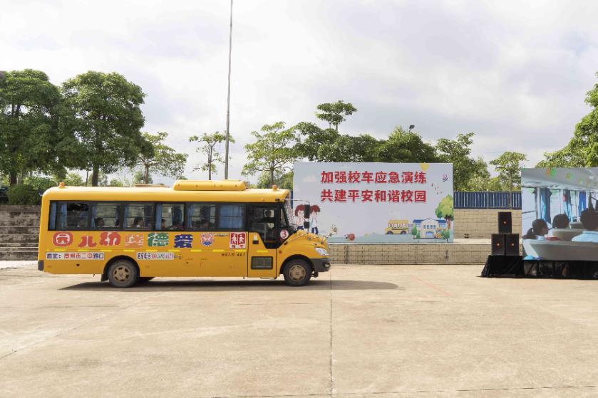 校車著火了？原來是高州舉辦校車突發(fā)事故應(yīng)急演練！