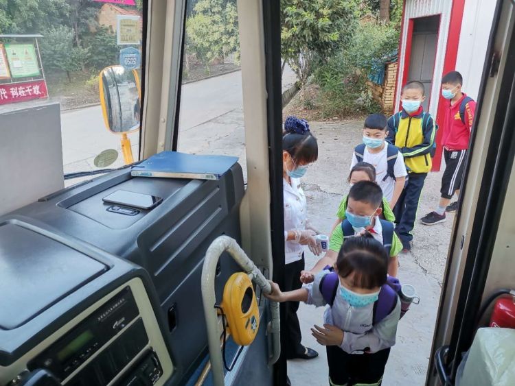 青島：新學期，校車為平度1.8萬余名學生安全護航