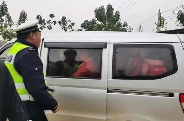 太危險！核載7人的“黑校車”竟坐了14人！孩子得坐在其他同學的腿上！