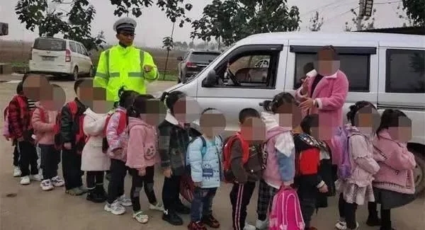 太危險！核載7人的“黑校車”竟坐了14人！孩子得坐在其他同學的腿上！
