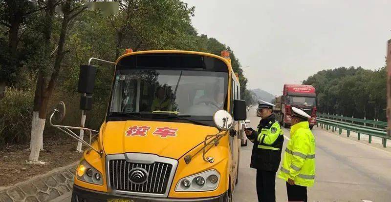 江西九江：沒有駕駛資格竟敢開校車，司機被處“記12分+降級+罰款”