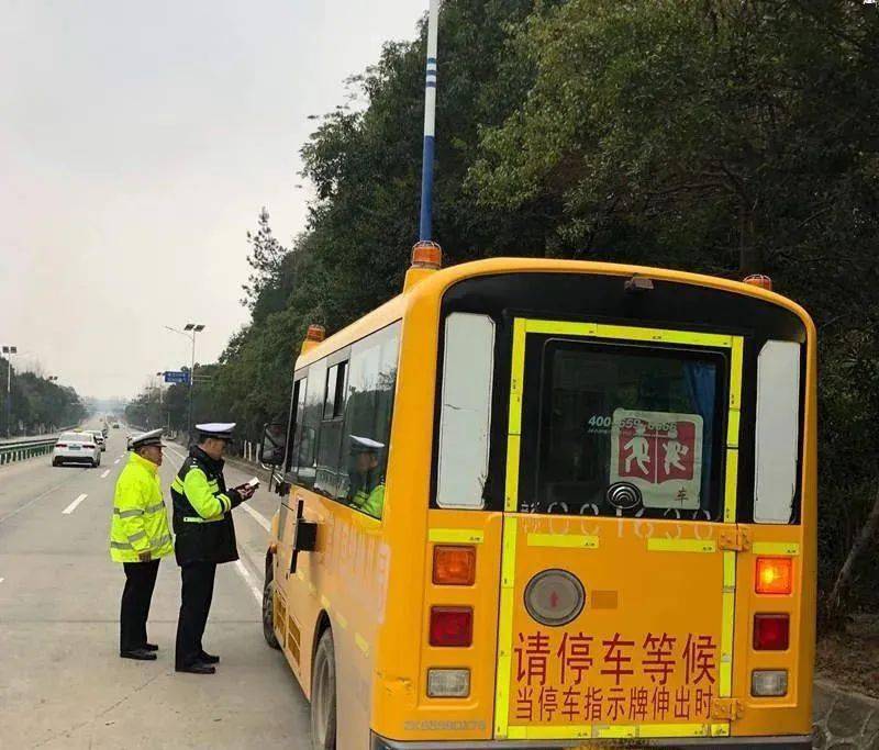江西九江：沒有駕駛資格竟敢開校車，司機被處“記12分+降級+罰款”