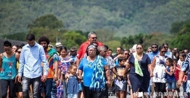 澳大利亞：3歲男孩被落在校車里6小時活活熱死，被發現時尸體仍系著安全帶