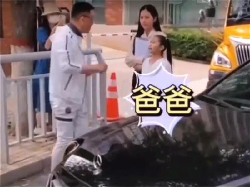 奔馳車(chē)主別停校車(chē)，與司機(jī)唇槍舌戰(zhàn)，小女孩上前將其“制服”！