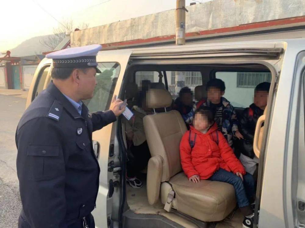 “校車”接送上下學(xué)孩子，被罰款10200元，家長：沒有更好的校車