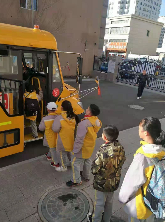 內蒙古錫林浩特：12條定制專線開通，這些小學、幼兒園校車“上崗”了