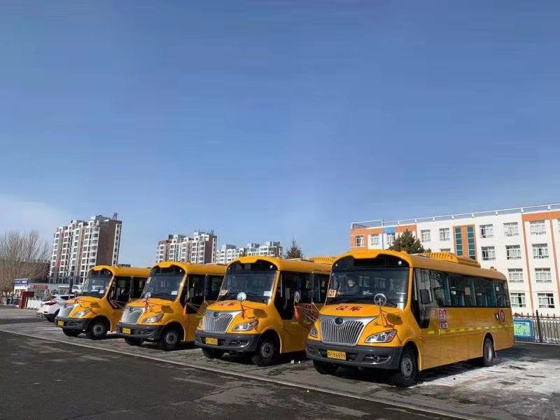 內蒙古錫林浩特：12條定制專線開通，這些小學、幼兒園校車“上崗”了