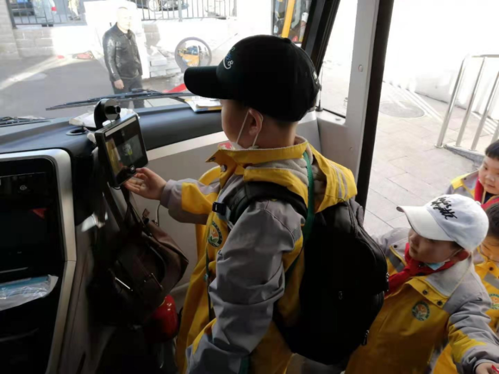 內蒙古錫林浩特：12條定制專線開通，這些小學、幼兒園校車“上崗”了