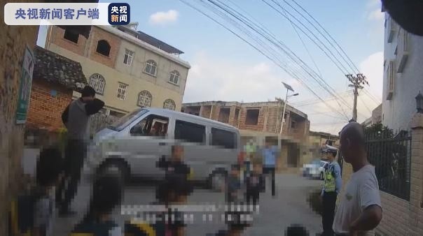 8座黑校車塞進(jìn)26人，幼兒園司機(jī)、園長被起訴
